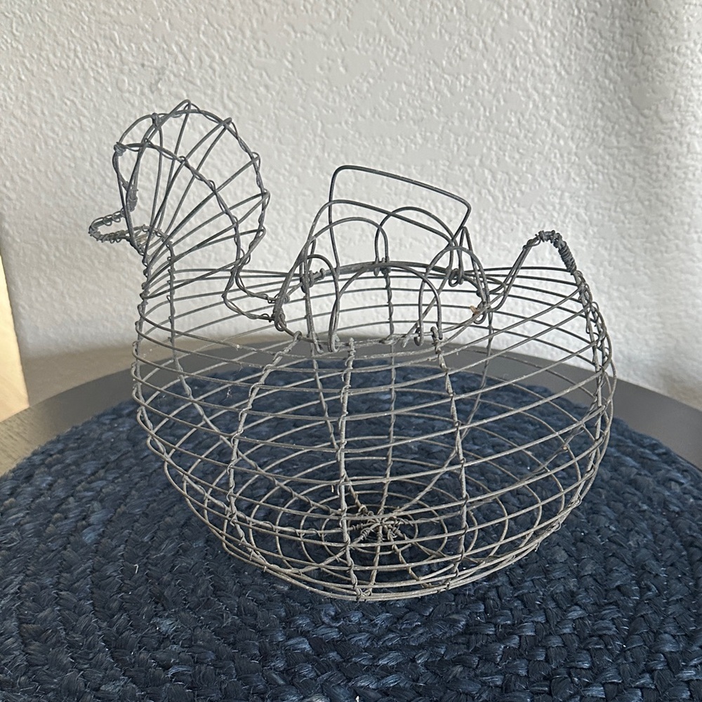 Gray Wire Chicken-Shaped Basket